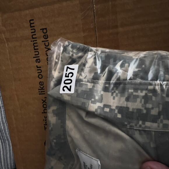 US Military Coat Army Combat Uniform Button Shirt Men Med Reg SP0100-03-D-CA75 - Picture 12 of 12